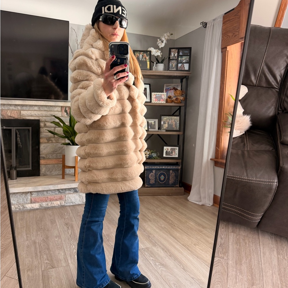 Luxurious Cream Faux Fur Coat - Picture 6 of 9